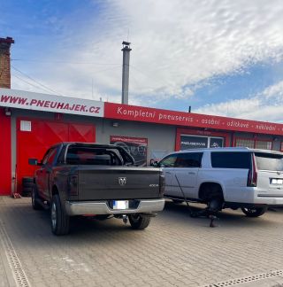 Americký týden 🇺🇸 v Pneu Hájek😃 22” ráfky žádný problém🤟🏻 #dodge #cadilac