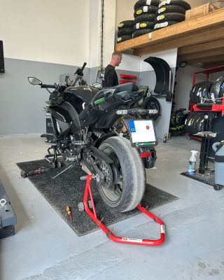 Jak u nás probíhá přezutí motocycklu? 🏍️🛵 1️⃣ Vyberete si pneumatiky na našem eshopu www.pneuhajek.cz , nebo na prodejně,...