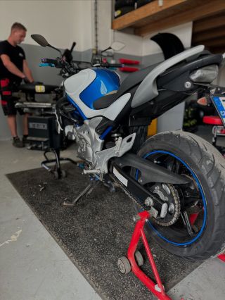 Hledáte nové pneumatiky na vaší motorku?🧐 🏍️ U nás stále platí 2️⃣0️⃣% SLEVA na montáž pneumatik při nákupu motopneu na...