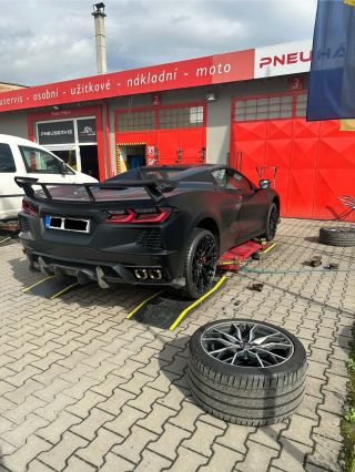 Zajel k nám jeden BATMOBIL🦇 dostal nové papuče Michelin a zase letí dál😍. #corvette #batman #batmobile